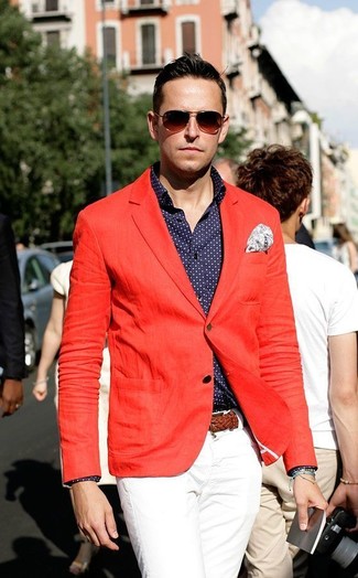 Look alla moda per uomo: Blazer rosso, Camicia a maniche lunghe a pois blu scuro e bianca, Chino bianchi, Fazzoletto da taschino con stampa cachemire bianco