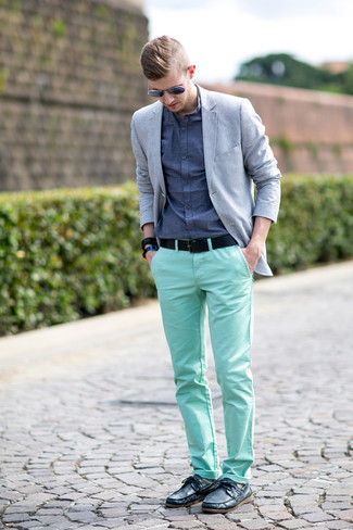 Quale blazer indossare con chino verdi in modo smart-casual: Indossa un blazer e chino verdi per creare un look smart casual. Non vuoi calcare troppo la mano con le scarpe? Mettiti un paio di scarpe da barca in pelle nere per la giornata.