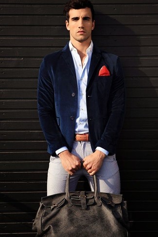 Come indossare e abbinare un borsone per un uomo di 30 anni: Abbina un blazer di velluto blu scuro con un borsone per un'atmosfera casual-cool.