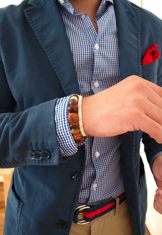 Come indossare e abbinare una cintura rossa: Per un outfit della massima comodità, abbina un blazer blu scuro con una cintura rossa.