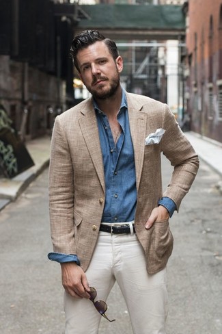 Look alla moda per uomo: Blazer marrone chiaro, Camicia a maniche lunghe in chambray blu, Chino bianchi, Fazzoletto da taschino bianco