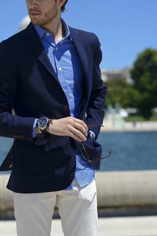 Come indossare e abbinare una camicia a maniche lunghe blu con un blazer blu scuro per un uomo di 30 anni: Abbina un blazer blu scuro con una camicia a maniche lunghe blu se cerchi uno stile ordinato e alla moda.