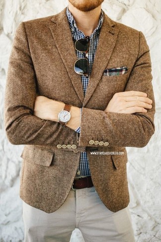 Come indossare e abbinare un fazzoletto da taschino verde scuro per un uomo di 30 anni in modo smart-casual: Un blazer di lana marrone e un fazzoletto da taschino verde scuro sono l'outfit perfetto per le giornate di relax.