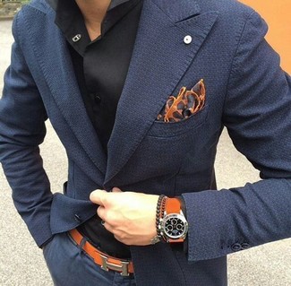 Come indossare e abbinare un fazzoletto da taschino stampato arancione: Per un outfit della massima comodità, potresti combinare un blazer blu scuro con un fazzoletto da taschino stampato arancione.
