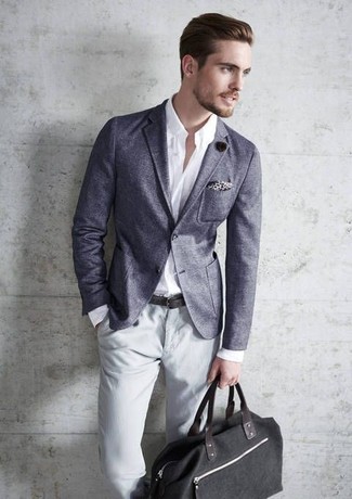 Come indossare e abbinare una borsa shopping di tela nera e bianca in modo smart-casual: Un blazer grigio e una borsa shopping di tela nera e bianca sono l'outfit perfetto per le giornate di relax.