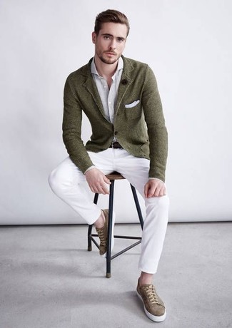 Look alla moda per uomo: Blazer di lana verde oliva, Camicia a maniche lunghe grigia, Chino bianchi, Sneakers basse marroni