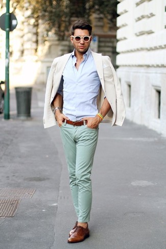 Come indossare e abbinare pantaloni verde menta in estate 2024 in modo smart-casual: Metti un blazer beige e pantaloni verde menta, perfetto per il lavoro. Scegli un paio di scarpe derby in pelle marroni per un tocco virile. Ecco un outfit estivo ideale per il tuo.