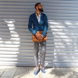 Come indossare e abbinare una pochette per un uomo di 30 anni quando fa caldo: Prova ad abbinare un blazer blu con una pochette per un'atmosfera casual-cool. Mostra il tuo gusto per le calzature di alta classe con un paio di mocassini driving in pelle scamosciata azzurri.