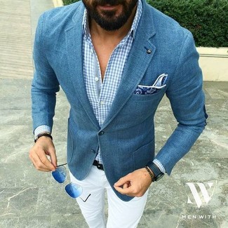 Come indossare e abbinare un blazer blu in modo smart-casual: Prova ad abbinare un blazer blu con chino bianchi per un look da sfoggiare sul lavoro.