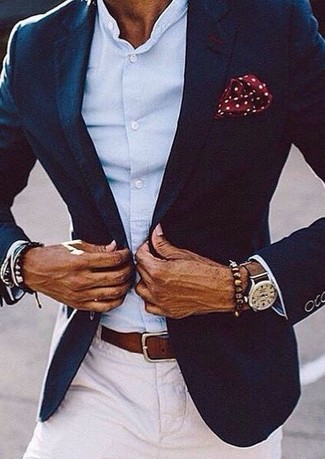 Come indossare e abbinare un fazzoletto da taschino a pois rosso e bianco per un uomo di 30 anni: Scegli un blazer blu scuro e un fazzoletto da taschino a pois rosso e bianco per una sensazione di semplicità e spensieratezza.