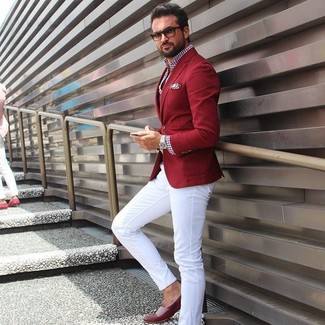 Come indossare e abbinare un blazer rosso in modo smart-casual: Opta per un blazer rosso e chino bianchi se cerchi uno stile ordinato e alla moda. Indossa un paio di mocassini eleganti in pelle bordeaux per un tocco virile.