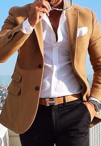Come indossare e abbinare un blazer marrone chiaro con una camicia a maniche lunghe bianca in modo smart-casual: Indossa un blazer marrone chiaro con una camicia a maniche lunghe bianca per un look davvero alla moda.