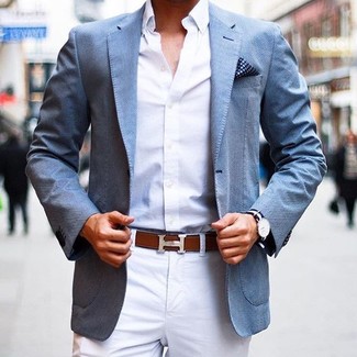 Come indossare e abbinare un blazer blu in modo smart-casual: Abbina un blazer blu con chino bianchi per un abbigliamento elegante ma casual.