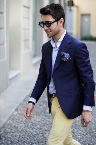 Come indossare e abbinare chino gialli in modo smart-casual: Coniuga un blazer blu scuro con chino gialli per un look elegante ma non troppo appariscente.