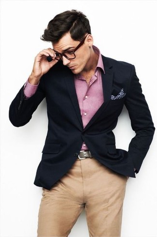 Come indossare e abbinare una camicia a maniche lunghe rosa con un blazer blu scuro per un uomo di 30 anni: Abbina un blazer blu scuro con una camicia a maniche lunghe rosa se preferisci uno stile ordinato e alla moda.