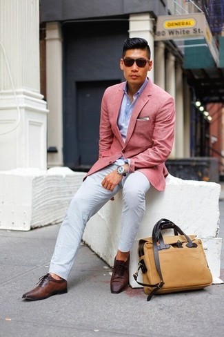 Quale scarpe oxford indossare con chino bianchi: Mostra il tuo stile in un blazer rosa con chino bianchi, perfetto per il lavoro. Un bel paio di scarpe oxford è un modo semplice di impreziosire il tuo look.