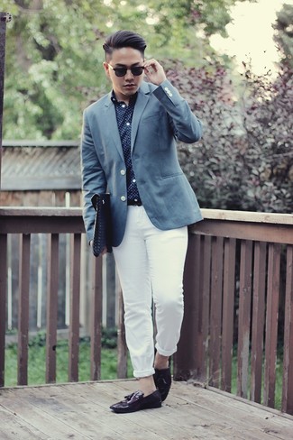 Come indossare e abbinare un blazer blu in modo smart-casual: Indossa un blazer blu con chino bianchi per creare un look smart casual. Impreziosisci il tuo outfit con un paio di mocassini con nappine in pelle melanzana scuro.