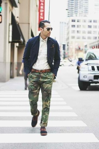 Quale chino indossare con scarpe oxford marroni: Vestiti con un blazer di cotone blu scuro e chino per creare un look smart casual. Sfodera il gusto per le calzature di lusso e indossa un paio di scarpe oxford marroni.