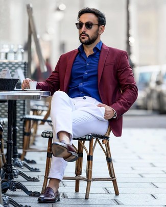 Quale mocassini eleganti indossare con chino bianchi e blu: Combina un blazer bordeaux con chino bianchi e blu per creare un look smart casual. Scegli uno stile classico per le calzature e scegli un paio di mocassini eleganti come calzature.