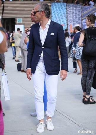 Look alla moda per uomo: Blazer di lino blu scuro, Camicia a maniche lunghe bianca, Chino bianchi, Sneakers basse bianche