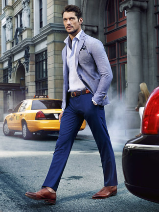 Come indossare e abbinare una sciarpa blu quando fa caldo in modo smart-casual: Mostra il tuo stile in un blazer di lino azzurro con una sciarpa blu per un look comfy-casual. Scarpe oxford in pelle marroni doneranno eleganza a un look altrimenti semplice.