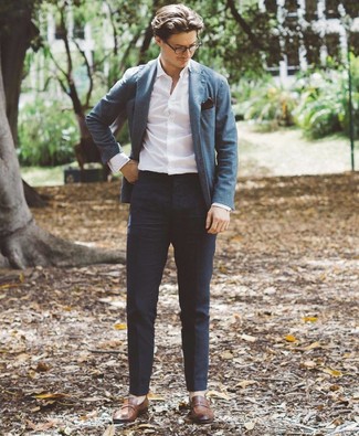 Come indossare e abbinare un blazer blu per un uomo di 30 anni in modo smart-casual: Potresti abbinare un blazer blu con chino blu scuro se cerchi uno stile ordinato e alla moda. Opta per un paio di mocassini eleganti in pelle marroni per un tocco virile.