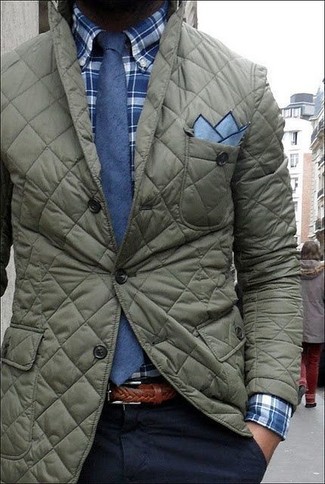 Look alla moda per uomo: Blazer trapuntato verde oliva, Camicia a maniche lunghe scozzese blu scuro e bianca, Chino blu scuro, Cravatta blu scuro