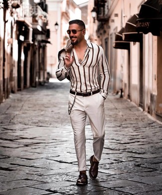 Look alla moda per uomo: Blazer beige, Camicia a maniche lunghe a righe verticali bianca, Chino bianchi, Scarpe double monk in pelle marrone scuro