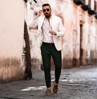 Look alla moda per uomo: Blazer bianco, Camicia a maniche lunghe a righe verticali beige, Chino verde scuro, Mocassini eleganti in pelle marroni