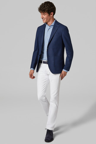 Come indossare e abbinare chino con chukka per un uomo di 30 anni in primavera 2025 in modo smart-casual: Metti un blazer blu scuro e chino se cerchi uno stile ordinato e alla moda. Chukka sono una interessante scelta per completare il look. Questo, ovviamente, è il look magnifico per la primavera.