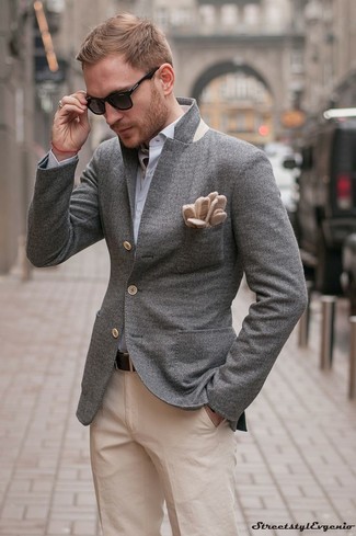 Come indossare e abbinare guanti beige per un uomo di 30 anni in primavera 2025: Prova a combinare un blazer di lana grigio con guanti beige per una sensazione di semplicità e spensieratezza. Un look stupendo per essere molto elegante e trendy anche durante la stagione primaverile.