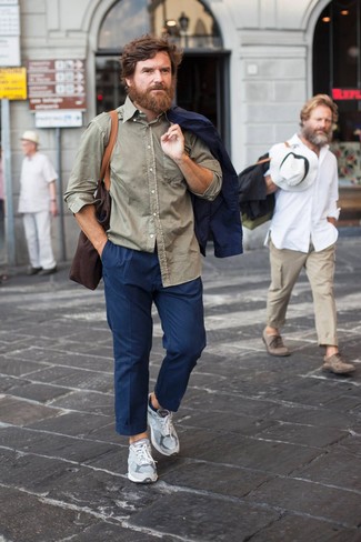 Look alla moda per uomo: Blazer blu scuro, Camicia a maniche lunghe verde oliva, Chino blu scuro, Scarpe sportive grigie