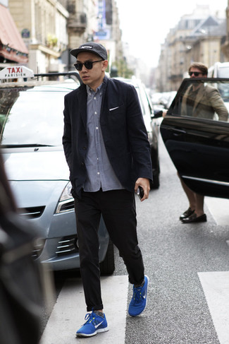 Quale chino indossare con scarpe sportive blu per un uomo di 30 anni in modo casual: Indossa un blazer nero e chino per un drink dopo il lavoro. Per un look più rilassato, indossa un paio di scarpe sportive blu.