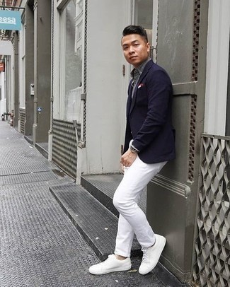 Come indossare e abbinare chino bianchi con sneakers basse in pelle bianche: Scegli un blazer blu scuro e chino bianchi, perfetto per il lavoro. Sneakers basse in pelle bianche creeranno un piacevole contrasto con il resto del look.