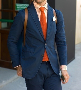 Come indossare e abbinare una cravatta lime: Abbina un blazer blu scuro con una cravatta lime come un vero gentiluomo.