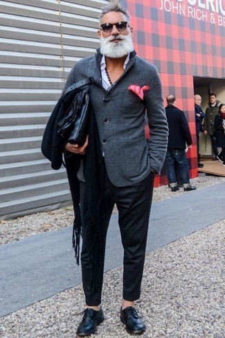 Come indossare e abbinare una sciarpa nera per un uomo di 50 anni quando fa caldo in modo smart-casual: Prova ad abbinare un blazer lavorato a maglia grigio scuro con una sciarpa nera per un'atmosfera casual-cool. Sfodera il gusto per le calzature di lusso e opta per un paio di scarpe derby in pelle nere.