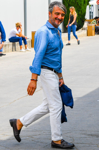 Come indossare e abbinare chino bianchi per un uomo di 50 anni: Opta per un blazer blu scuro e chino bianchi per un look da sfoggiare sul lavoro. Sfodera il gusto per le calzature di lusso e mettiti un paio di mocassini eleganti in pelle neri.