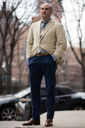 Quale chino indossare con un blazer beige in modo smart-casual: Indossa un blazer beige e chino per un drink dopo il lavoro. Rifinisci il completo con un paio di mocassini eleganti in pelle terracotta.