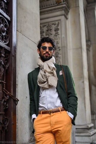 Come indossare e abbinare un fazzoletto da taschino bianco e rosso per un uomo di 30 anni: Prova a combinare un blazer di lana verde scuro con un fazzoletto da taschino bianco e rosso per un look comfy-casual.