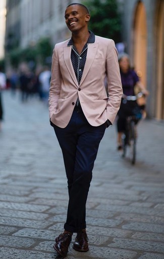 Come indossare e abbinare scarpe oxford in pelle rosse per un uomo di 30 anni: Indossa un blazer rosa e chino blu scuro per un drink dopo il lavoro. Aggiungi un paio di scarpe oxford in pelle rosse al tuo look per migliorare all'istante il tuo stile.