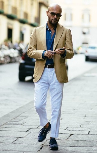 Come indossare e abbinare occhiali da sole marrone scuro per un uomo di 40 anni: Punta su un blazer marrone chiaro e occhiali da sole marrone scuro per un'atmosfera casual-cool. Scarpe sportive blu scuro sono una splendida scelta per completare il look.