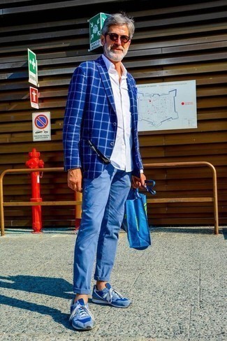 Come indossare e abbinare una camicia a maniche lunghe con scarpe sportive per un uomo di 50 anni: Abbina una camicia a maniche lunghe con chino blu per vestirti casual. Scegli un paio di scarpe sportive per avere un aspetto più rilassato.