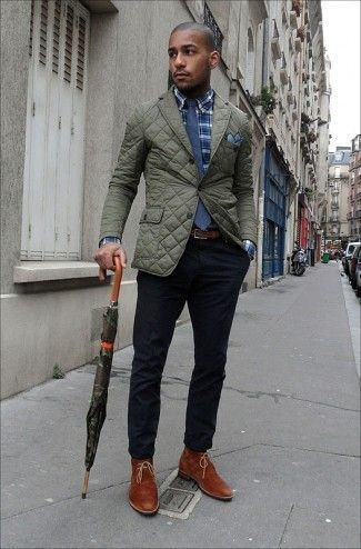 Quale blazer indossare con chukka marroni: Opta per un blazer e chino neri, perfetto per il lavoro. Chukka marroni sono una gradevolissima scelta per completare il look.