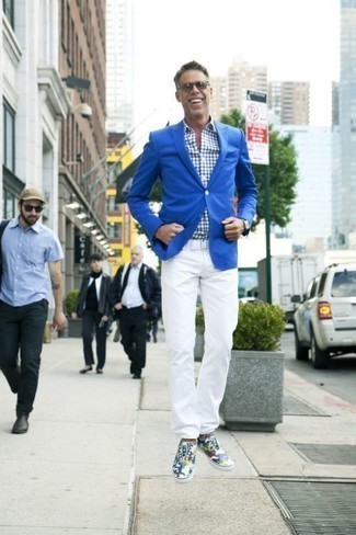 Come indossare e abbinare una giacca blu per un uomo di 40 anni: Indossa una giacca blu e chino bianchi per un drink dopo il lavoro. Mettiti un paio di sneakers basse di tela mimetiche multicolori per avere un aspetto più rilassato.