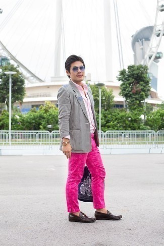 Look alla moda per uomo: Blazer a righe verticali bianco e nero, Camicia a maniche lunghe rosa, Chino fucsia, Mocassini eleganti in pelle marrone scuro