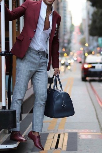 Look alla moda per uomo: Blazer bordeaux, Camicia a maniche lunghe bianca, Chino a quadri grigi, Scarpe oxford in pelle bordeaux