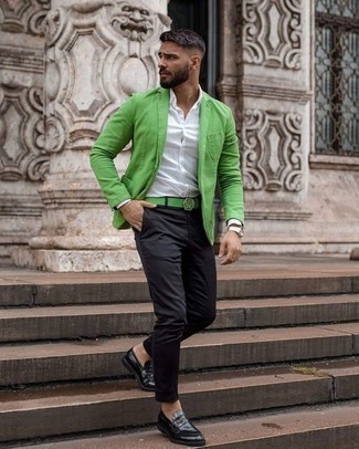 Come indossare e abbinare un blazer verde quando fa caldo in modo smart-casual: Potresti combinare un blazer verde con chino neri se preferisci uno stile ordinato e alla moda. Scegli uno stile classico per le calzature e opta per un paio di mocassini eleganti in pelle neri.