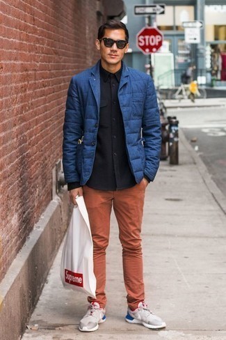Quale blazer indossare con chino marroni in modo casual: Mostra il tuo stile in un blazer con chino marroni se cerchi uno stile ordinato e alla moda. Per distinguerti dagli altri, calza un paio di scarpe sportive grigie.