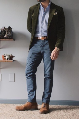 Come indossare e abbinare un blazer con stivali casual: Potresti combinare un blazer con chino blu scuro per creare un look smart casual. Completa questo look con un paio di stivali casual.