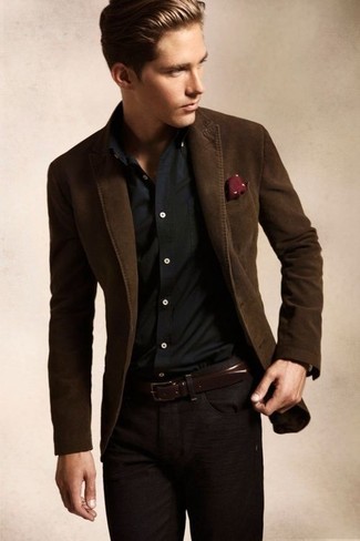 Quale camicia a maniche lunghe indossare con un blazer marrone: Prova ad abbinare un blazer marrone con una camicia a maniche lunghe per un look elegante ma non troppo appariscente.